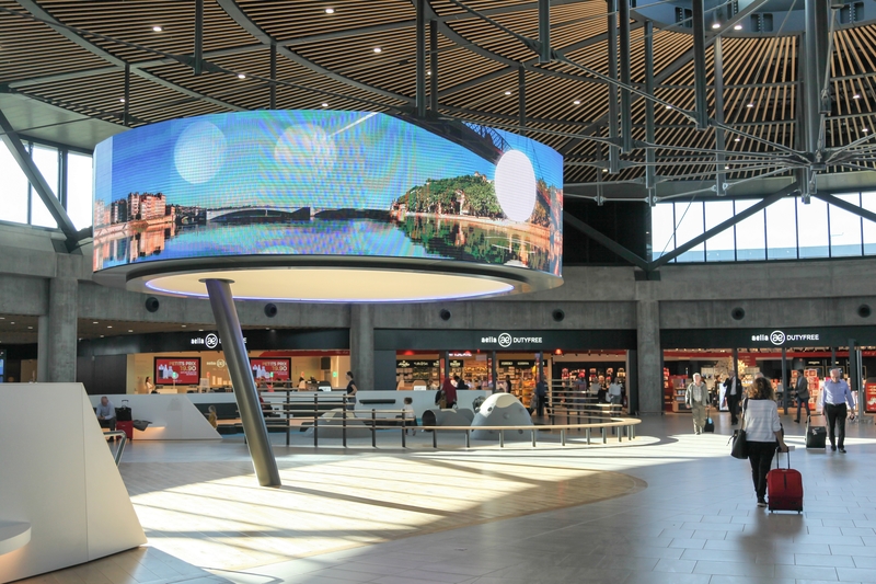L'aéroport de Lyon se compose de deux terminaux de passagers.